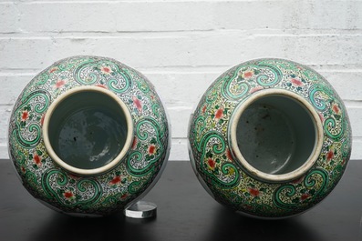 A pair of Chinese famille verte vases and covers with mythical beasts, 19/20th C.