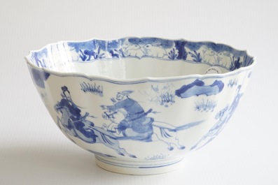 Een Chinese blauw-witte soft paste kom met ruiterdecor, Kangxi