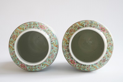 Une paire de vases couverts en porcelaine de Chine famille rose aux cailles, R&eacute;publique, 20&egrave;me