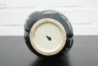 Un vase en forme de lotus en porcelaine de Chine famille noire, 19&egrave;me