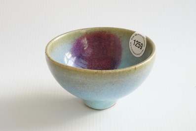 Un bol en porcelaine de Chine de type Junyao, prob. Dynastie Song, 10/13&egrave;me