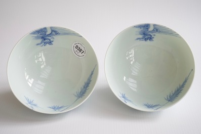 Een paar Chinese blauw-witte &quot;phoenix over de rand&quot; kommen, Yongzheng merk en mog. periode