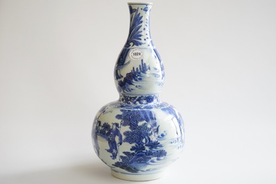 Un vase de forme double gourde en porcelaine de Chine bleu et blanc, &eacute;poque Transition, 1620-1683