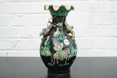 Un vase en forme de lotus en porcelaine de Chine famille noire, 19&egrave;me