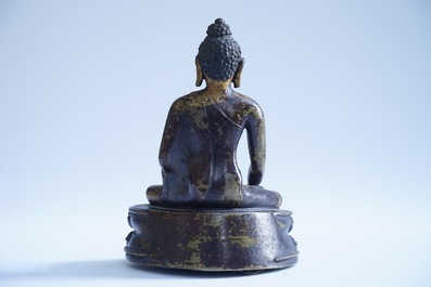 Een Chinese deels vergulde bronzen boeddha en een jongentje in gesculpteerd ivoor, 19e eeuw