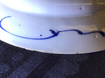 Une assiette en porcelaine de Chine bleu et blanc d'apr&egrave;s un mod&egrave;le de Delft, Qianlong, 18&egrave;me
