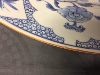 Een kapitale blauw-witte Chinese schotel met decor van een lijstraf, Yongzheng/Qianlong