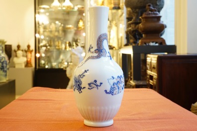 Een Chinese blauw-witte en onderglazuur rood vaas met een draak, Kangxi