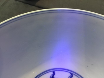 Un bol en porcelaine de Chine bleu et blanc de style Ming, marque et p&eacute;riode de Kangxi