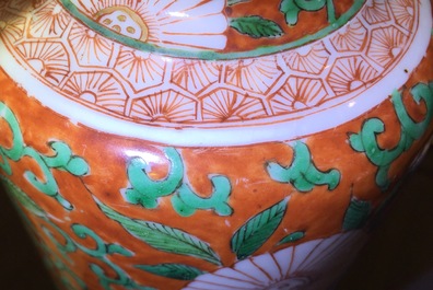 Un vase rouleau en porcelaine de Chine famille verte sur fond rouge de corail, Kangxi