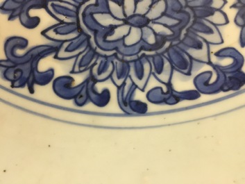 Een Chinese blauw-witte schotel met lotus scrolls, Ming Dynastie, Wanli merk en periode (1573-1619)