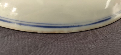 Een Chinees blauw-wit schoteltje met prunustak, Yongzheng merk en periode