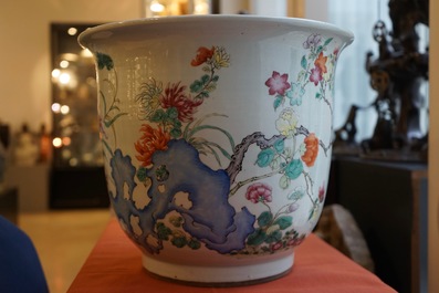 Un grand cache-pot en porcelaine de Chine famille rose, 19&egrave;me