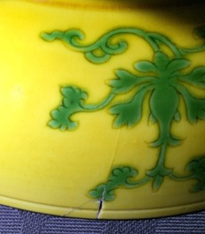 Een paar Chinese monochrome gele borden met gedecoreerde achterkant, Qianlong zegelmerk en mog. periode