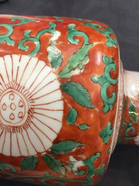 Een Chinese famille verte rouleau vaas met decor van pioenen op koraalrode fond, Kangxi