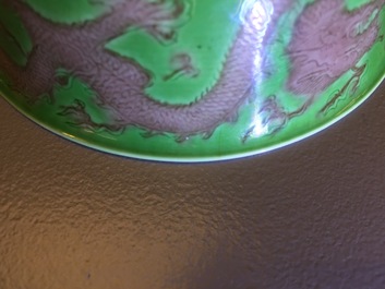 Een Chinese drakenkom met decor in groen en aubergine, Kangxi merk en periode