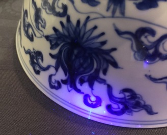 Een Chinese blauw-witte kom in Ming-stijl, Kangxi merk en periode
