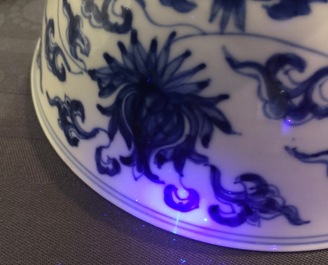 Un bol en porcelaine de Chine bleu et blanc de style Ming, marque et p&eacute;riode de Kangxi