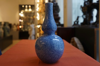 Un vase en porcelaine de Chine monochrome bleu poudr&eacute; de forme double gourde, 18/19&egrave;me