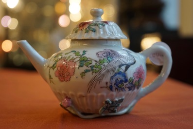 Een fijne Chinese famille rose theepot met reli&euml;fdecor, Yongzheng, 1723-1735