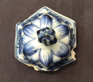 Un lot de 4 vases en porcelaine de Chine bleu et blanc, 18/19&egrave;me