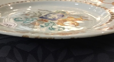 Une assiette armoiri&eacute;e pour le march&eacute; hollandais en porcelaine de Chine, Qianlong, 18&egrave;me