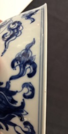 Un bol en porcelaine de Chine bleu et blanc de style Ming, marque et p&eacute;riode de Kangxi