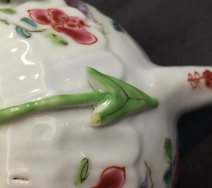 Une paire de th&eacute;i&egrave;res en porcelaine de Chine famille rose &agrave; d&eacute;cor en reli&euml;f, Yongzheng, 1723-1735