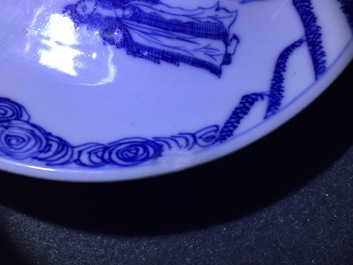 Une tasse et soucoupe en porcelaine de Chine bleu et blanc &agrave; d&eacute;cor de &quot;La crucifixion&quot;, Kangxi