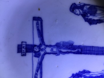 Een blauw-witte Chinese kop en schotel met &quot;De kruisiging&quot;, Kangxi