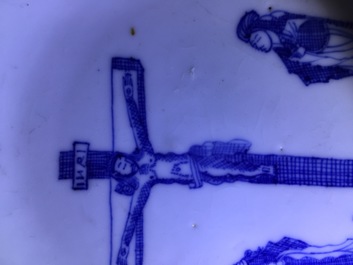 Une tasse et soucoupe en porcelaine de Chine bleu et blanc &agrave; d&eacute;cor de &quot;La crucifixion&quot;, Kangxi