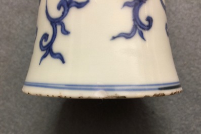 Un vase en porcelaine de Chine bleu et blanc de forme bouteille aux fleurs de lotus, &eacute;poque Transition, 1620-1683