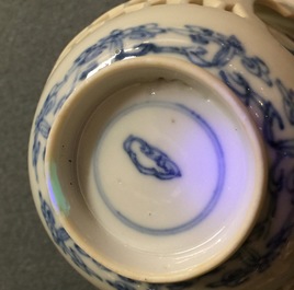 Une tasse &agrave; vin &agrave; double parois en porcelaine de Chine bleu et blanc, Kangxi