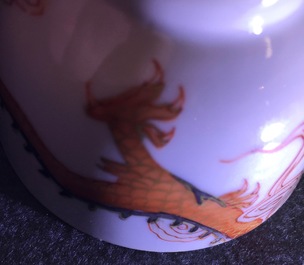 Une paire de tasses et soucoupes en porcelaine de Chine &agrave; d&eacute;cor de dragons en rouge de fer et dor&eacute;, Yongzheng, 1723-1735