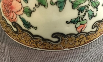 Une tasse et soucoupe en porcelaine de Chine famille rose coquille d'oeuf aux papillons, Yongzheng, 1723-1735