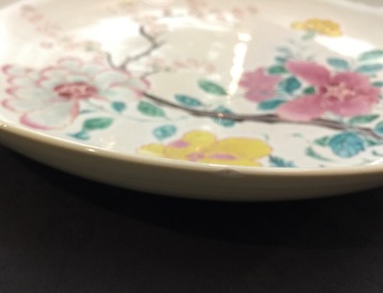 A refined famille rose dish with floral design, Yongzheng, 1723-1735