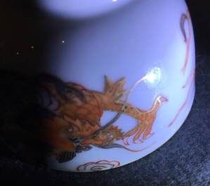 Une paire de tasses et soucoupes en porcelaine de Chine &agrave; d&eacute;cor de dragons en rouge de fer et dor&eacute;, Yongzheng, 1723-1735