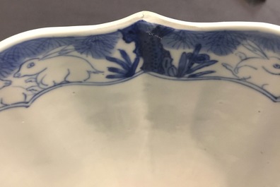 Een Chinese blauw-witte soft paste kom met ruiterdecor, Kangxi