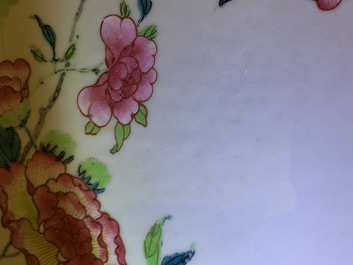 Un plat en porcelaine de Chine famille rose &agrave; d&eacute;cor de fleurs et papillons, Yongzheng, 1723-1735