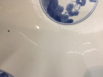 Een Chinese blauw-witte soft paste kom met ruiterdecor, Kangxi