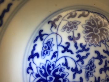 Een paar Chinese blauw-witte borden met lotusdecor, Guangxu merk en periode