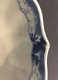 Een Chinese blauw-witte soft paste kom met ruiterdecor, Kangxi