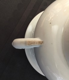 Un br&ucirc;le-parfum en porcelaine blanc de Chine de Dehua &agrave; d&eacute;cor appliqu&eacute; et grav&eacute;, Kangxi