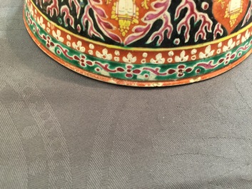 A Chinese black-ground Bencharong bowl and covered jar for the Thai market, 19th C.
