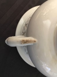 Un br&ucirc;le-parfum en porcelaine blanc de Chine de Dehua &agrave; d&eacute;cor appliqu&eacute; et grav&eacute;, Kangxi