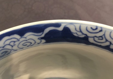 Un bol en porcelaine de Chine bleu et blanc &agrave; d&eacute;cor d'un bateau, Kangxi