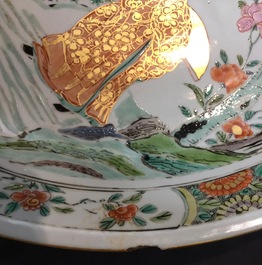 Un grand plat en porcelaine de Chine famille rose aux figures dans un jardin, Kangxi/Yongzheng, d&eacute;but du 18&egrave;me