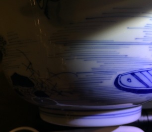 Un bol en porcelaine de Chine bleu et blanc &agrave; d&eacute;cor d'un bateau, Kangxi