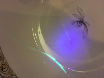 Un bol en porcelaine de Chine grisaille et dor&eacute; &agrave; d&eacute;cor d'un paysage, Yongzheng, 1723-1735