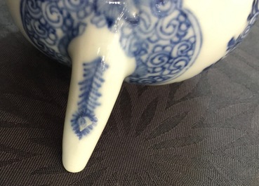 Une th&eacute;i&egrave;re et son couvercle en porcelaine de Chine bleu et blanc, Yongzheng, 1723-1735